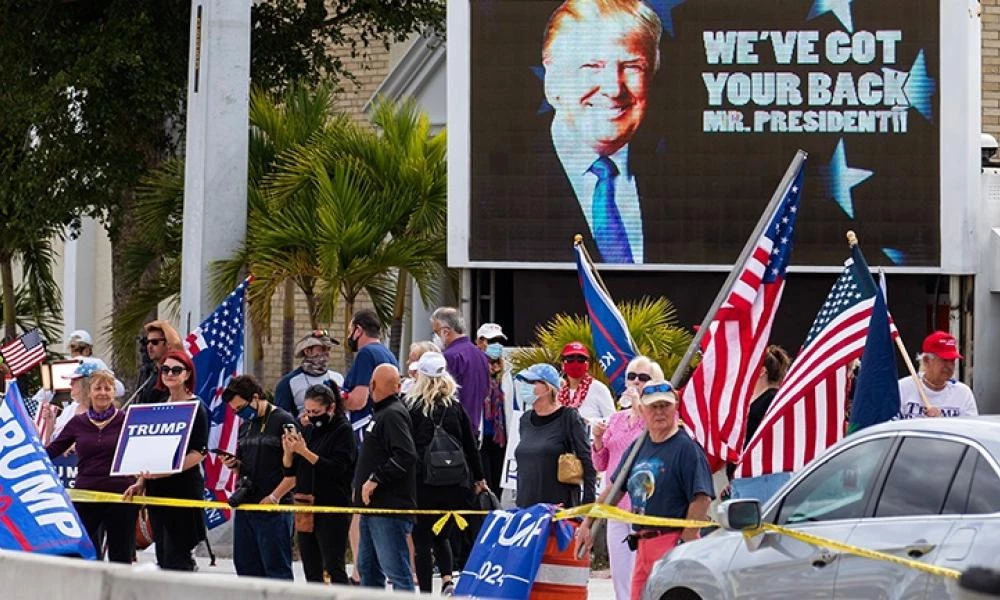 Υποστηρικτές του Τραμπ τον υποδέχτηκαν στο Παλμ Μπιτς